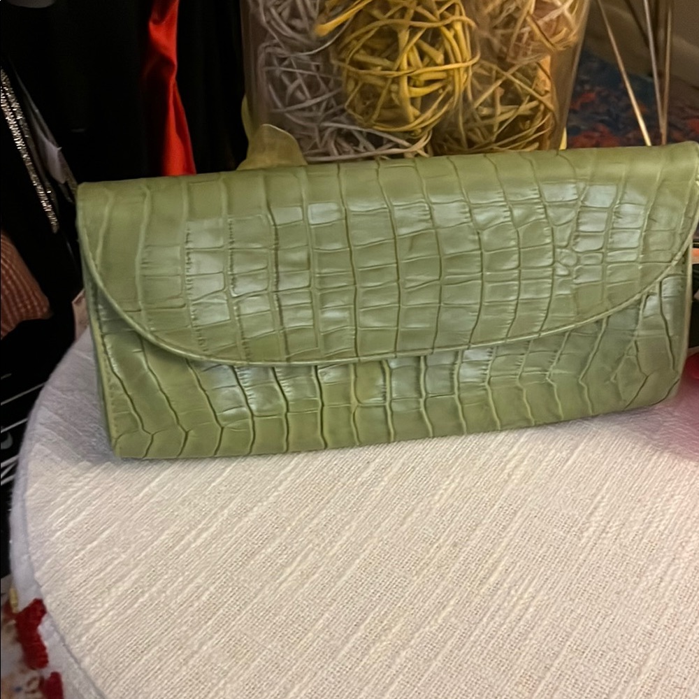 Green Crocodile-Embossed Clutch - Picture 2 of 6